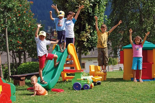 andalo-hotel-piccolo-parco-giochi esterno in giardino