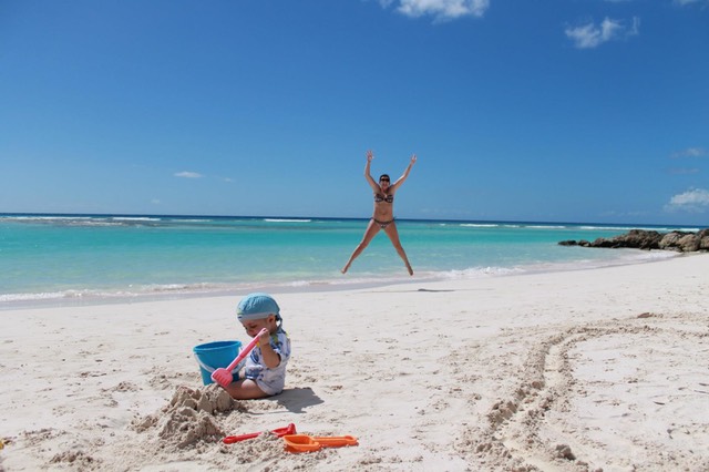 bambino e mamma alle Barbados