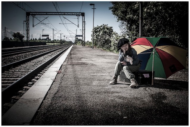 bambino stazione treni