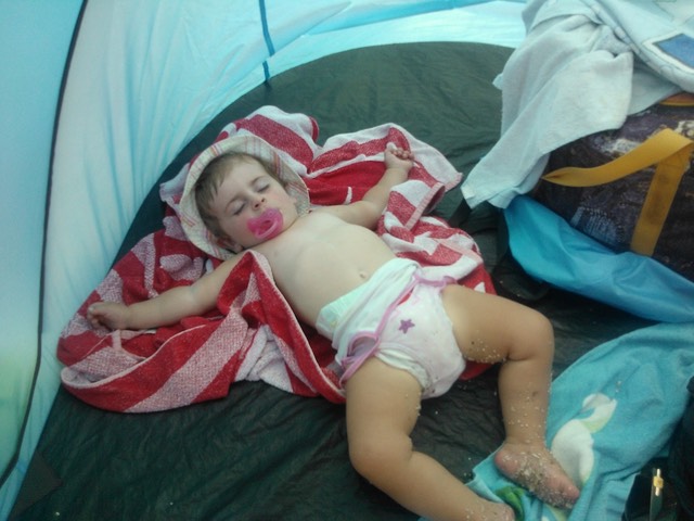 bimba che dorme in tenda in campeggio in sardegna