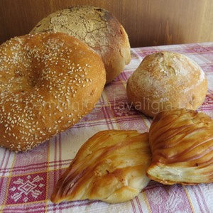 il pane maltese ed i pastizzi a tavola