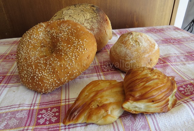 il pane maltese ed i pastizzi a tavola