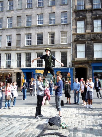 il royal mile di Edimburgo con artisti di strada