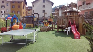 il parco giochi esterno del family hotel