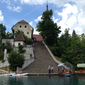 la scalinata della chiesa sul lago di Bled