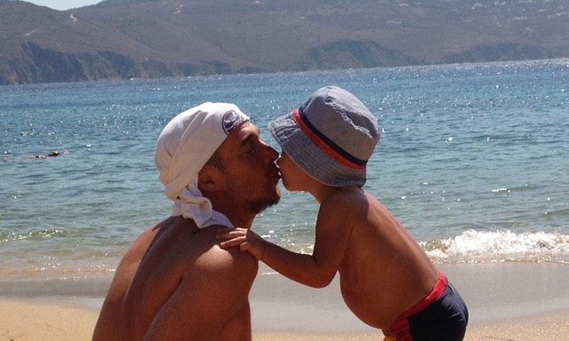 papa e bambino in vacanza al mare