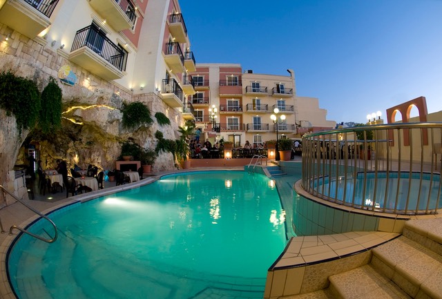 piscina esterna bambini e bar grotta malta