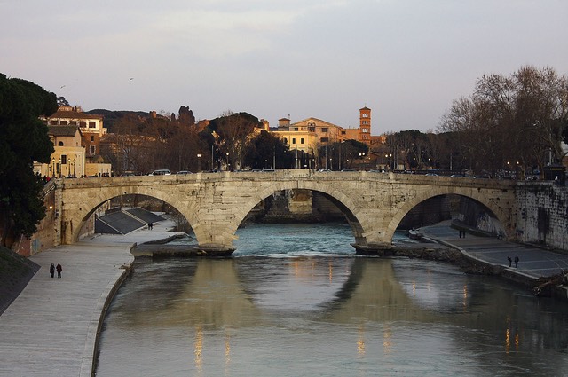 ponte cestio a Roma con i bambini