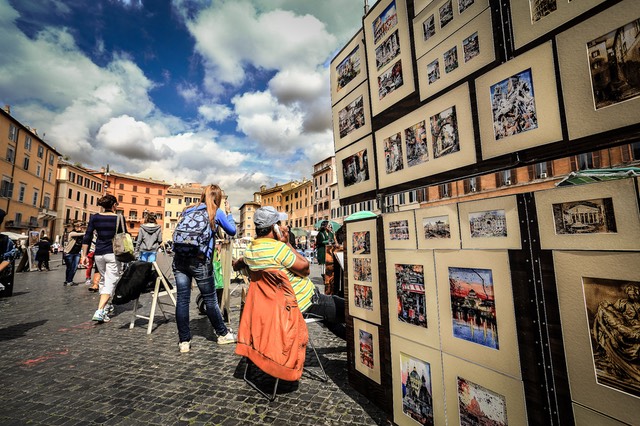 roma piazza navona con bambino